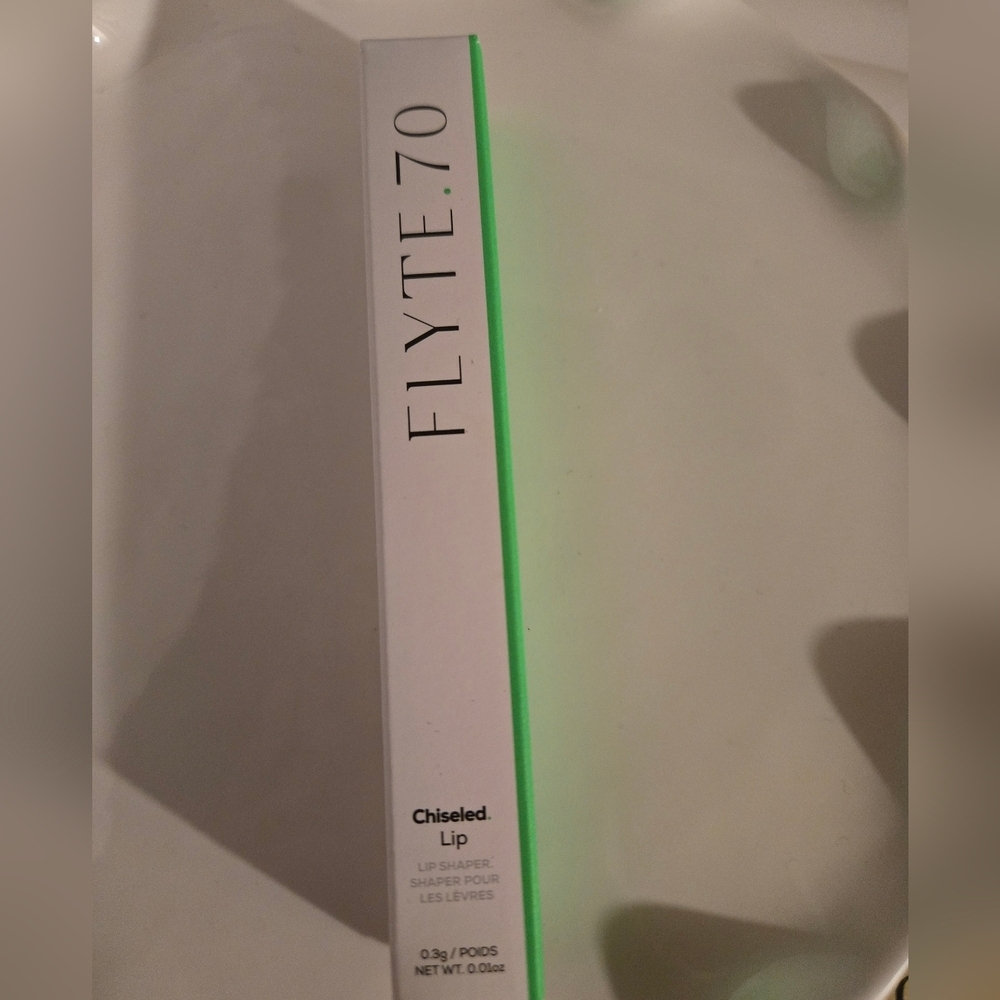 FLYTE.70 Chisled.Lip Lip Shaper In Fame